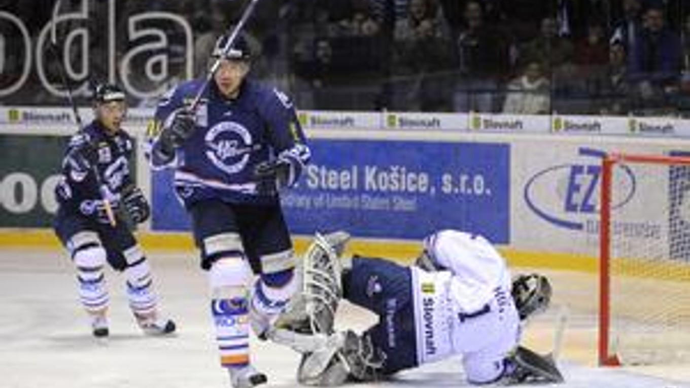 Peter Húževka (uprostred) z Košíc prekonáva brankára Hoviho (vpravo). Vľavo korčuľuje Jaroslav Kmiť.