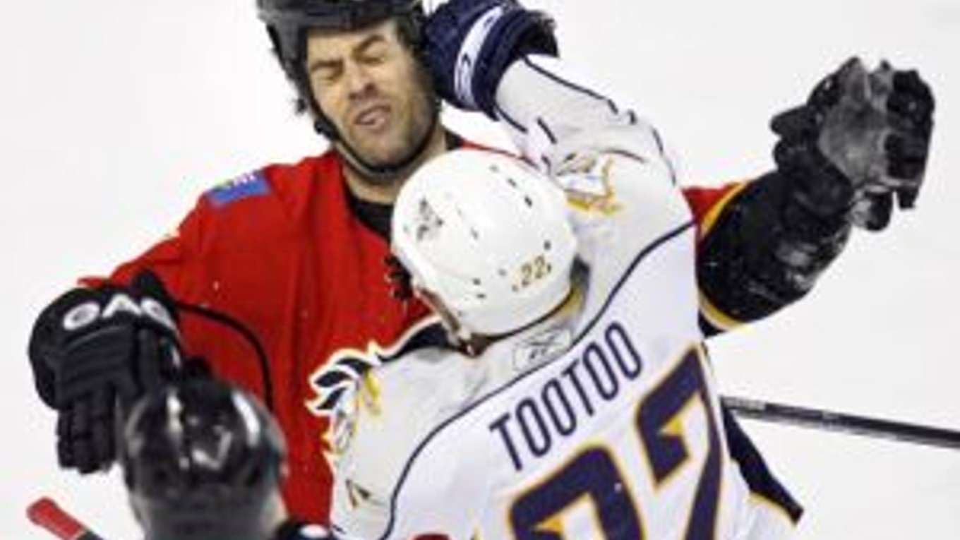 Jordin Tootoo z Nashville Predators zasahuje útočníka Calgary Flames Todda Bertuzziho.