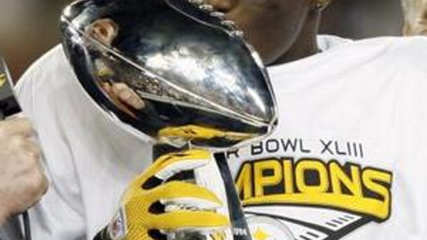 Santonio Holmes bozkáva pohár.