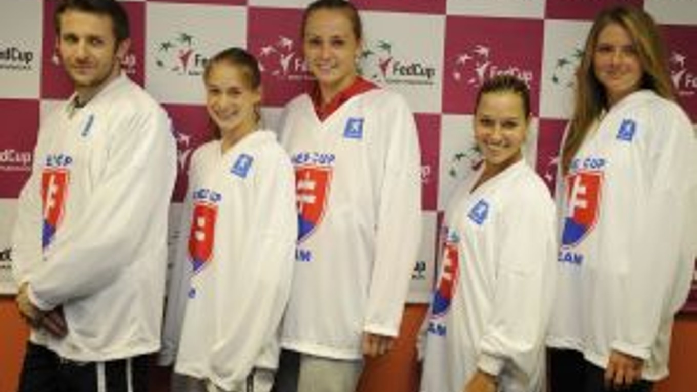 Slovenský fedcupový tím. Zľava kapitán Matej Lipták, Lenka Wienerová, Magdaléna Rybáriková, Dominika Cibulková a Daniela Hantuchová.