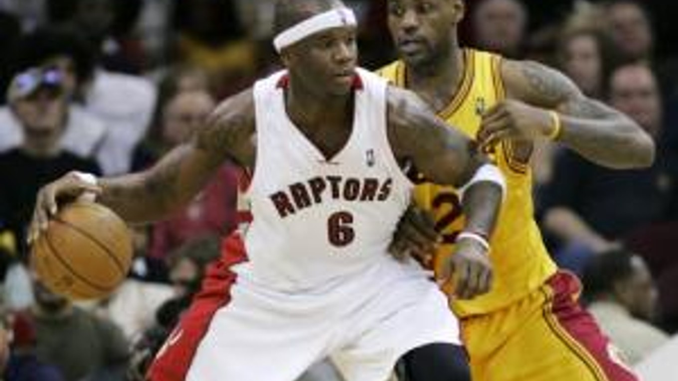 Torontu nepomohol k výhre v Clevelande ani návrat Jermaina O´Neala. Na snímke bránený LeBronom Jamesom.