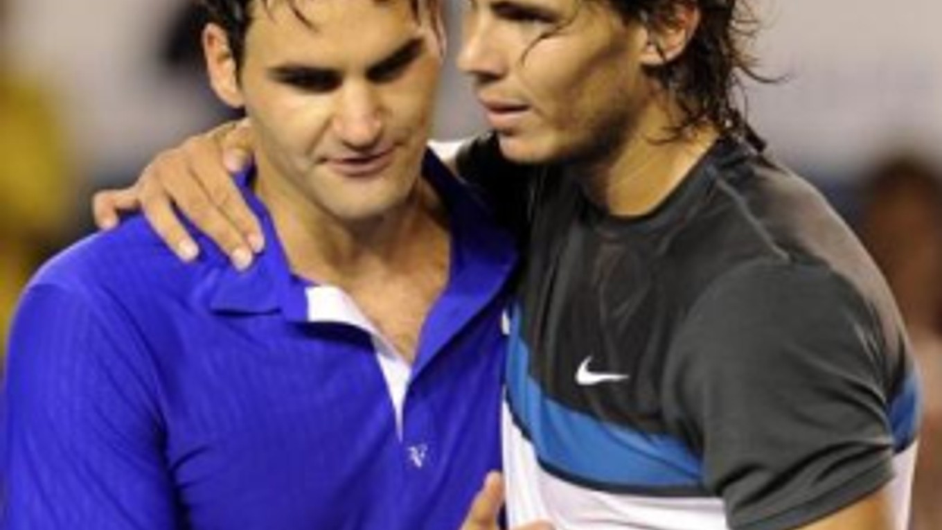 Rafael Nadal (vpravo) a Roger Federer po finále Australian Open 2009.