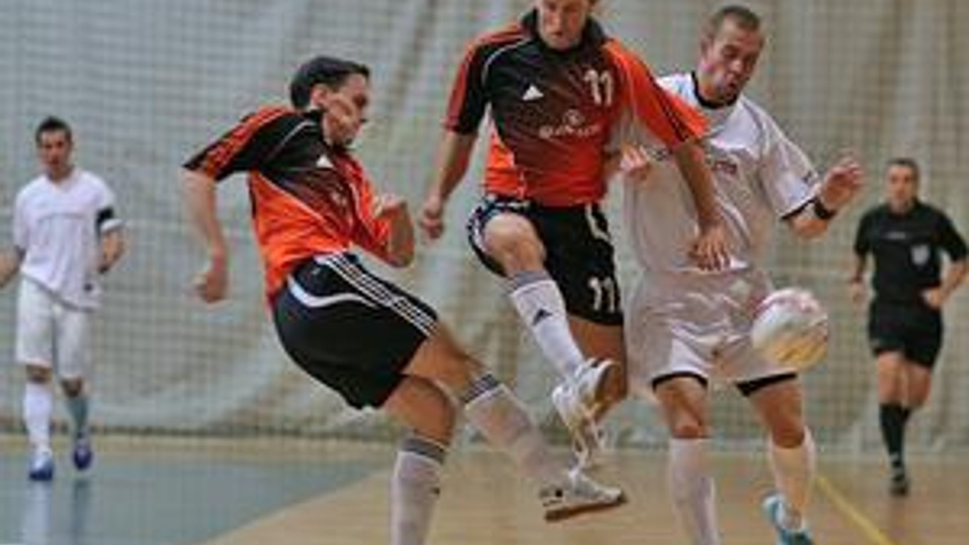 V strede Peter Haľko, vľavo doterajší kráľ Vojtech Várady.