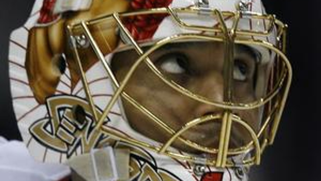 V ruskom klube v KHL nosil Emery na maske obrázok boxerskej legendy Muhammada Aliho. Predtým na nej mal iných pästiarov, Mika Tysona i Georga Chuvala.