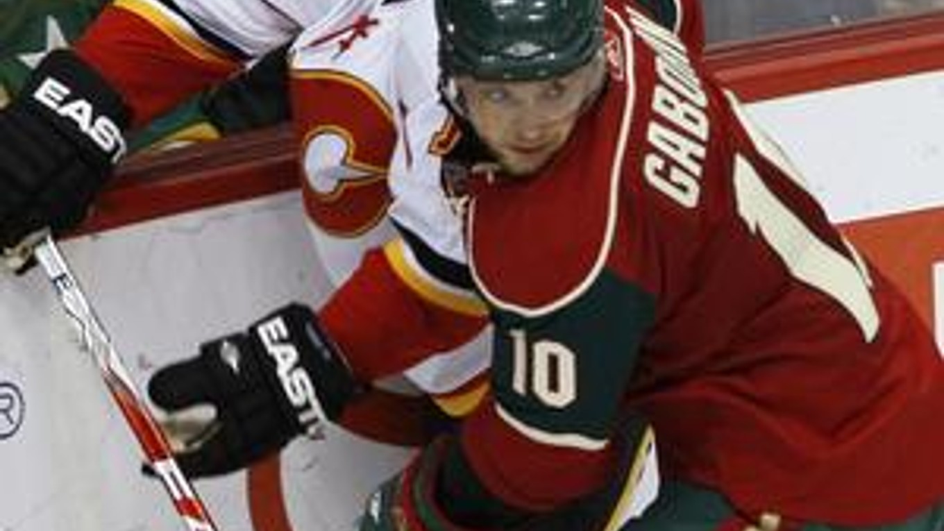 Marián Gáborík (vpravo) v súboji s Michaelom Cammallerim z Calgary.