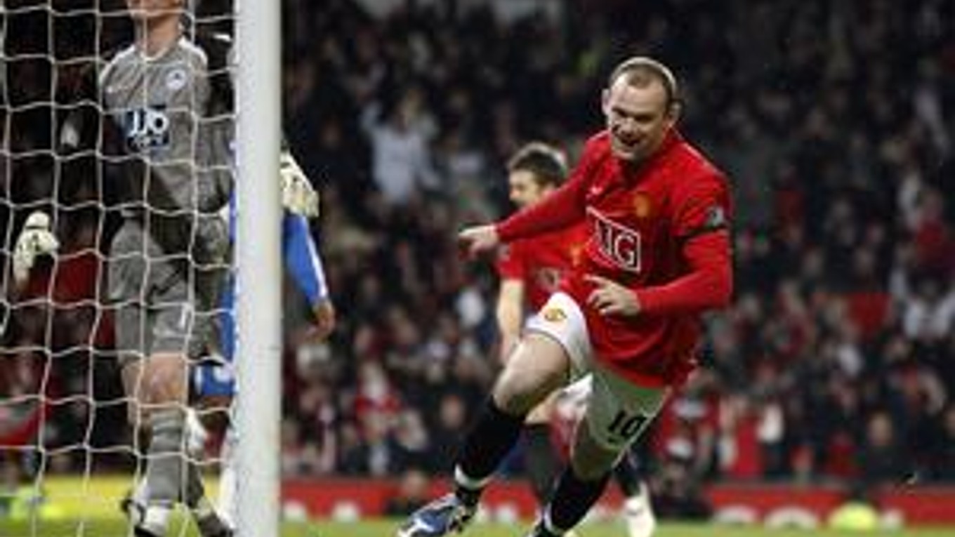 Wayne Rooney (vpravo) sa teší z gólu.
