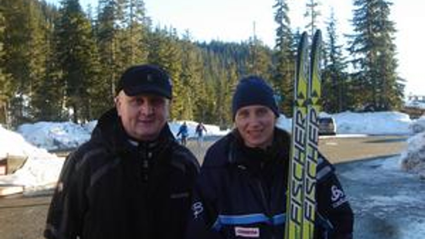 Atašé slovenskej výpravy na ZOH 2010 Stanislav Lišiak vo Whistleri na snímke s našou úspešnou lyžiarkou Alenou Procházkovou.