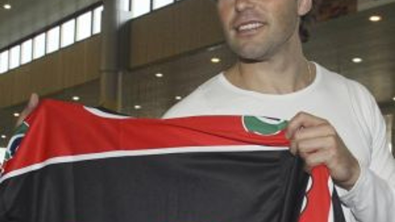 Jaromír Jágr pózuje s dresom Omsku.