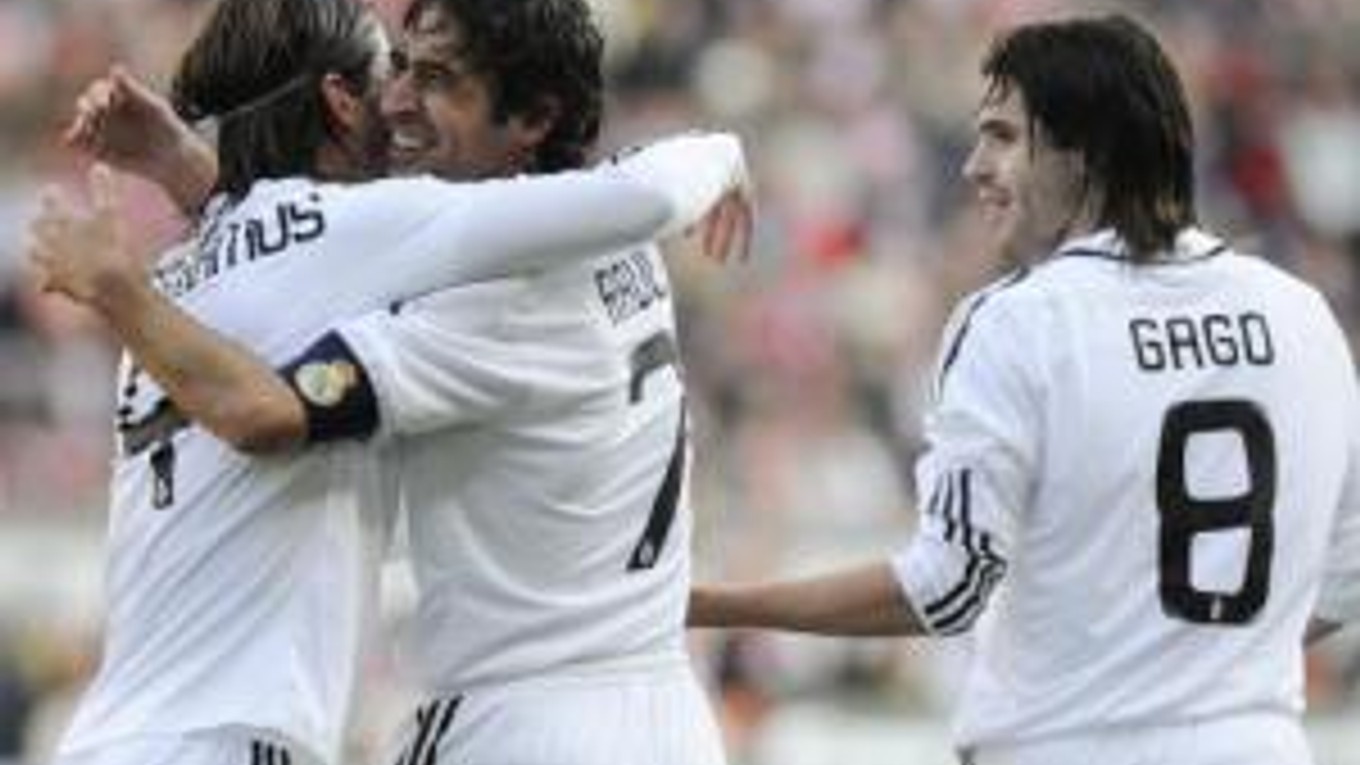 Raúl sa teší so spoluhráčmi.