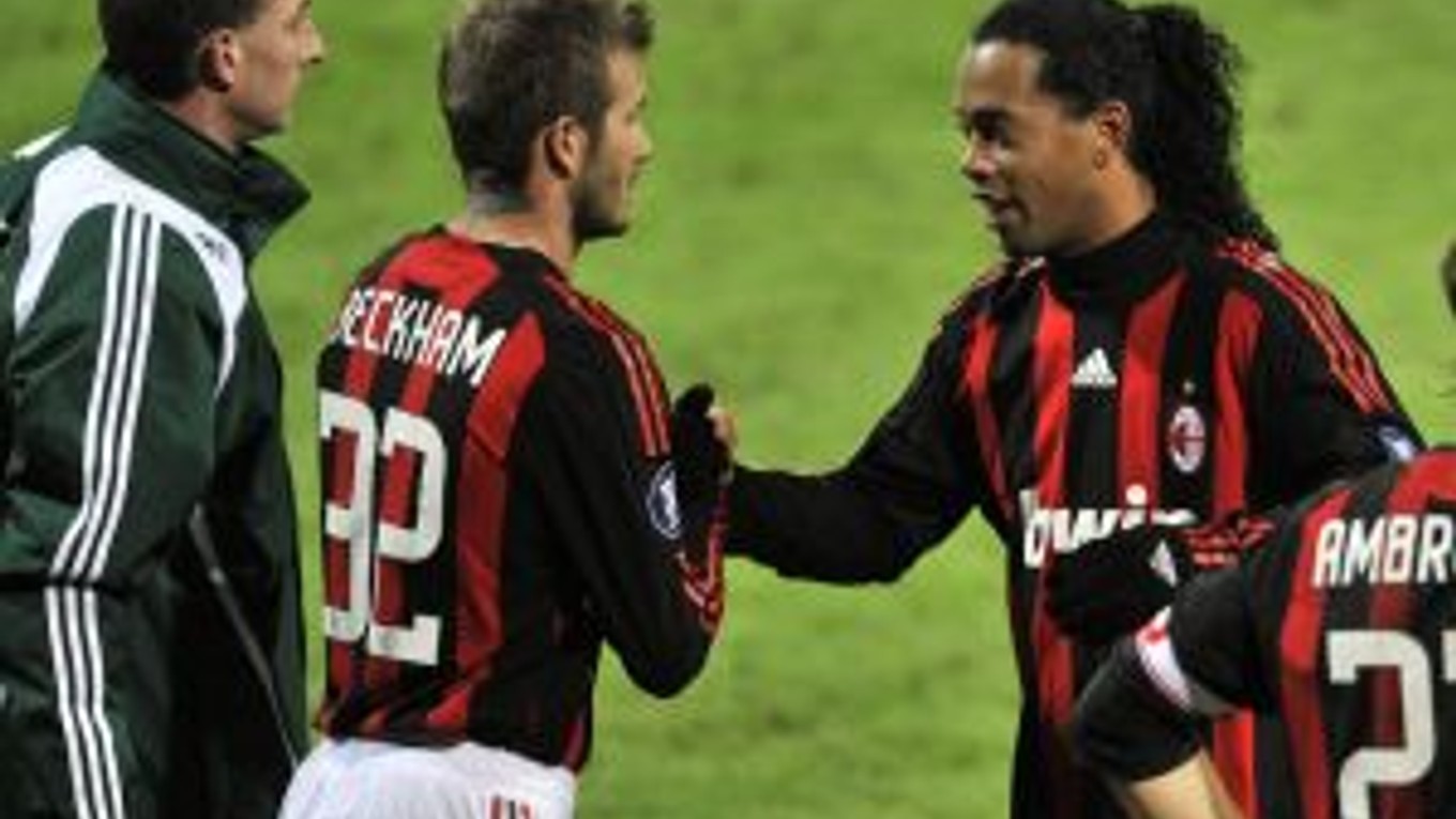 Jedna hviezda strieda druhú. Beckham (vľavo) nahrádza spoluhráča z milánskeho AC Ronaldinha. Taliansky klub remizoval na pôde brémskeho Werderu.