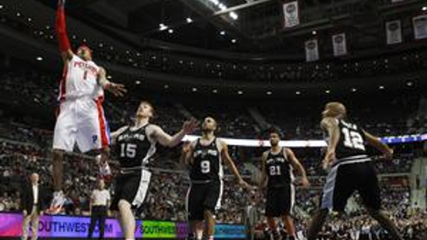 Zľava: Hráč Detroitu Allen Iverson prechádza medzi obrancami San Antonia Mattom Bonnerom, Tonym Parkerom, Timom Duncanom a Bruceom Bowenom.