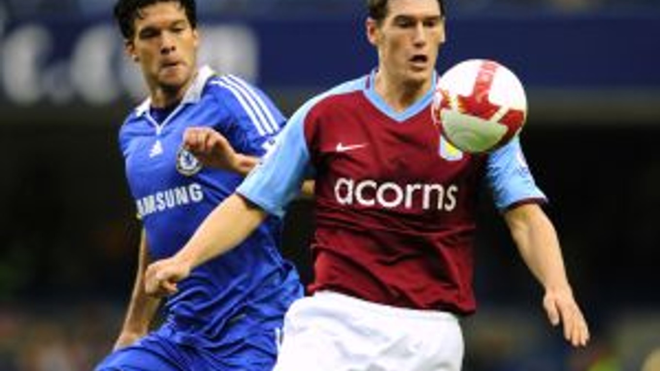 Záložník Chelsea Michael Ballack (vľavo) v súboji s členom kádra anglickej reprezentácie Garethom Barrym, ktorý je zároveň jedným z najlepších hráčov Aston Villy.