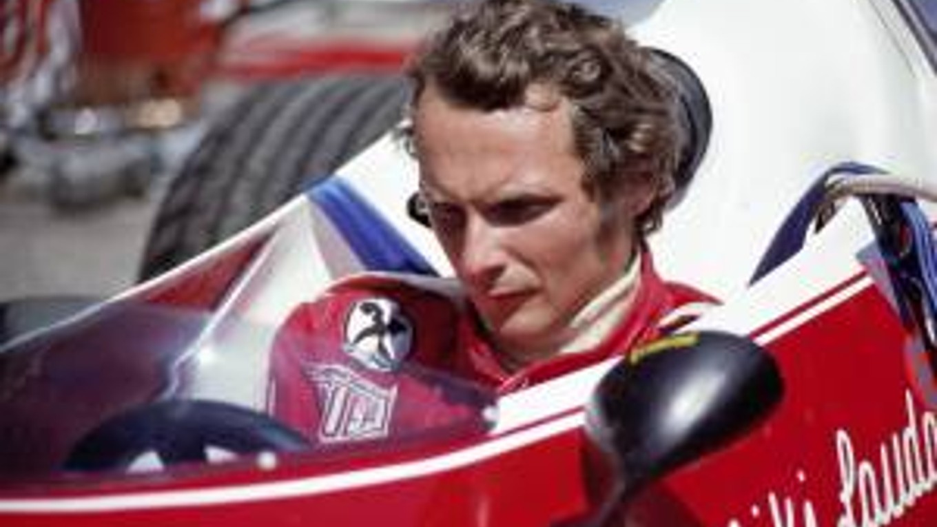 Mladý šampión formuly 1 s výchovou a spôsobmi aristokrata.