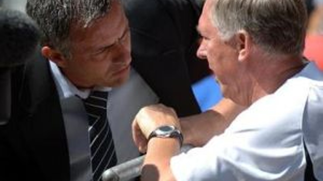 Jose Mourinho (vľavo) zviedol svojho času ako manažér Chelsea množstvo súbojov s Alexom Fergusonom (vpravo).