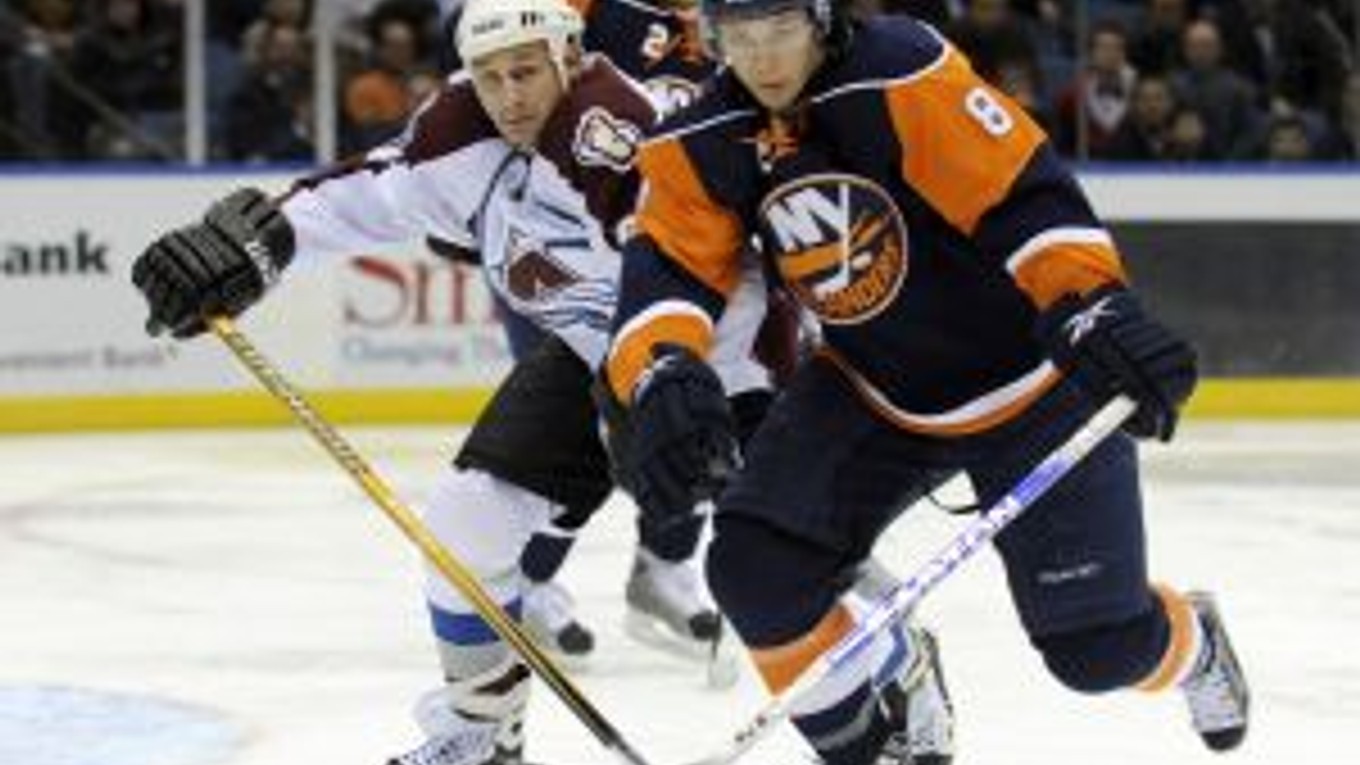 Hráč New York Islanders Bruno Gervais (8) atakovaný Ryanom Smythom z Colorada Avalanche.