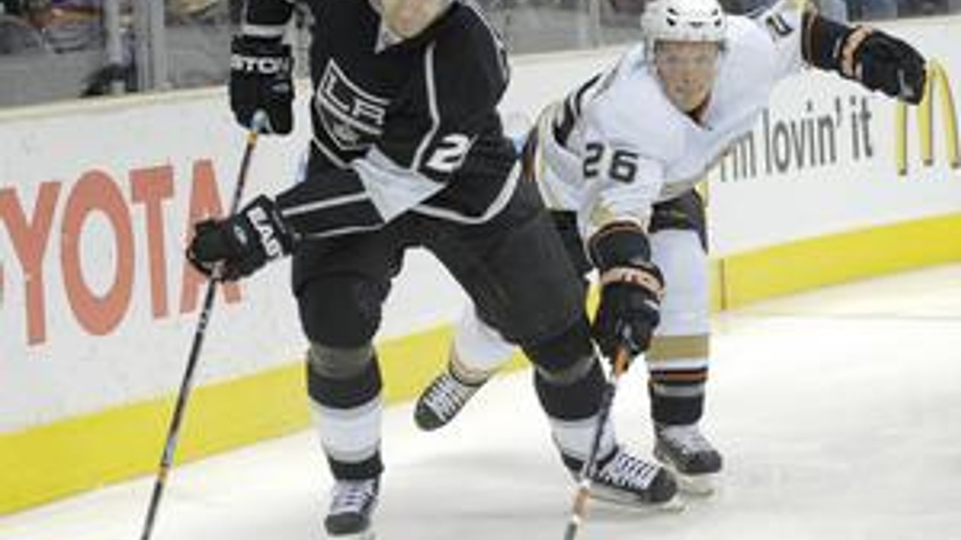 Michal Handzuš (vľavo) uniká pred Samuelom Pahlssonom z Anaheimu.