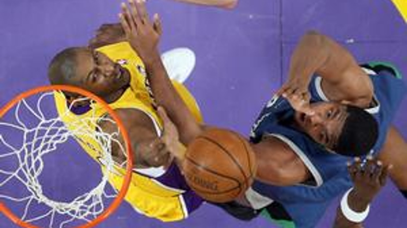 Center Los Angeles Lakers Didier Ilunga-Mbenga (vľavo) sa snaží blokovať strelu Ryana Gomesa z klubu Minnesota Timberwolves.