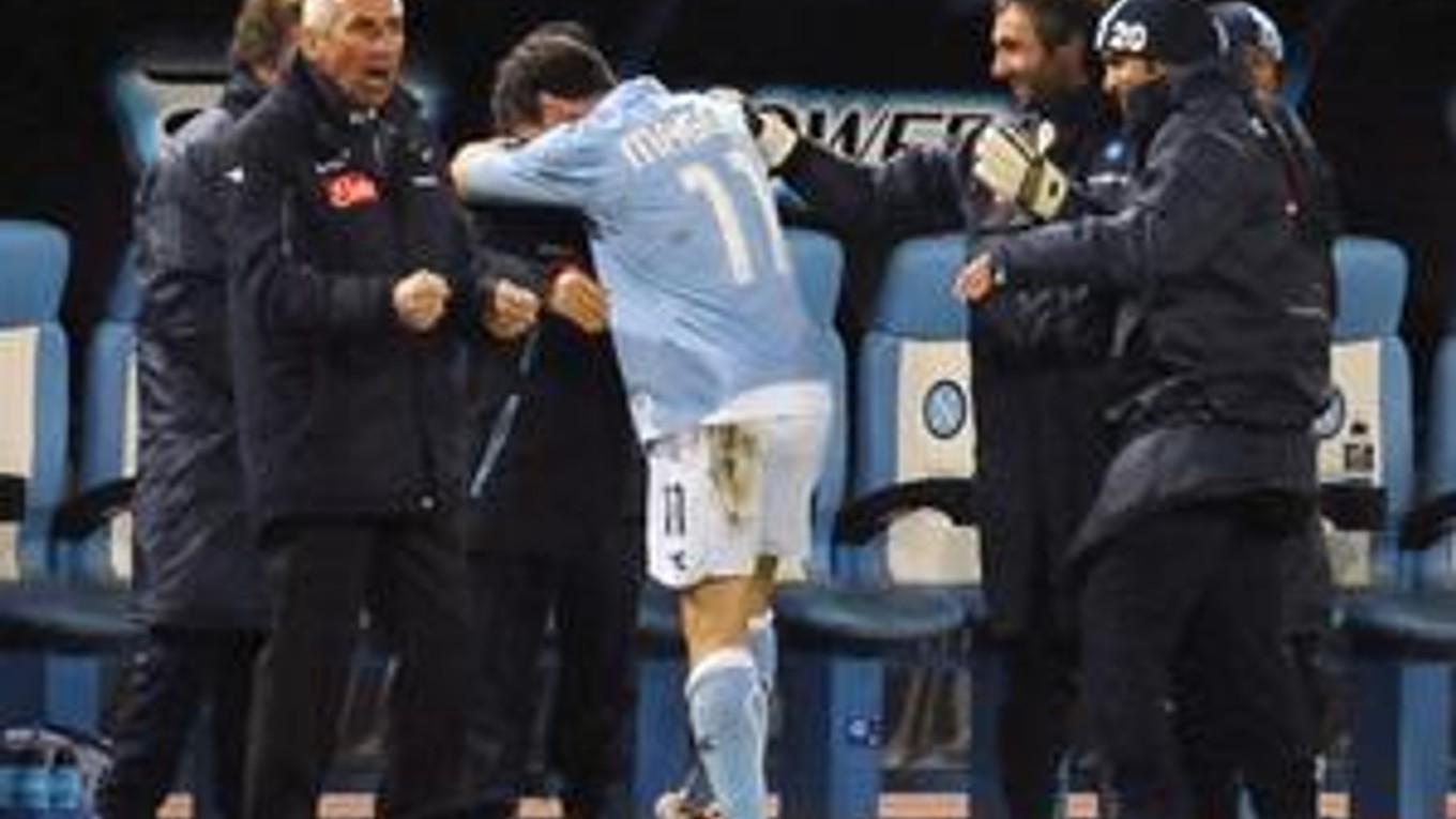 Edy Reja (vľavo) oslavuje gól jeho tímu v zápase s Bolognou.