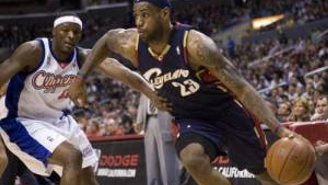 LeBron James so svojim Clevelandom si udržuje prvé miesto vo Východnej konferencii.