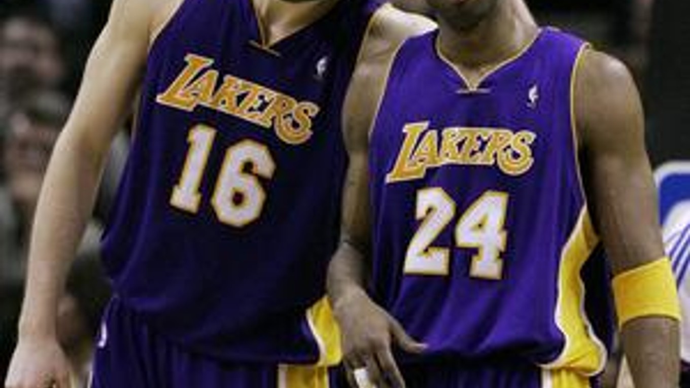 Kobe Bryant (vpravo) a Pau Gasol.