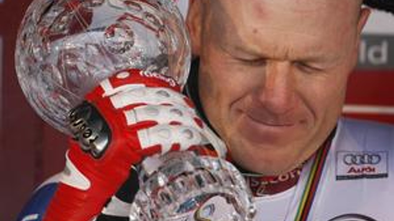 Švajčiar Didier Cuche získal malý krištáľový glóbus za obrovský slalom.