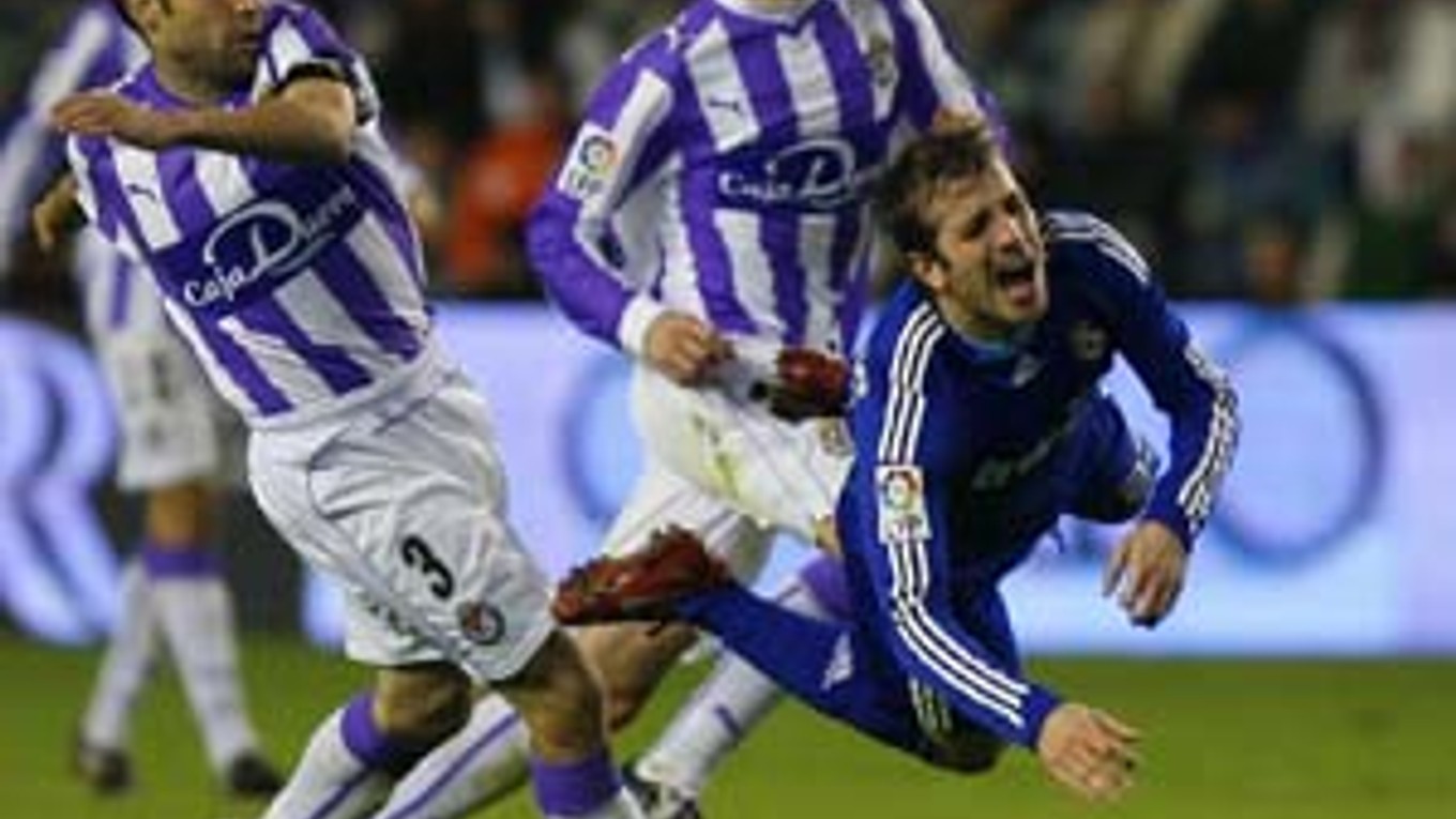 Rafael van der Vaart z Realu (vpravo) padá po zákroku Reya z Valladolidu. V zápase Valladolid - Real Madrid 1:0 .