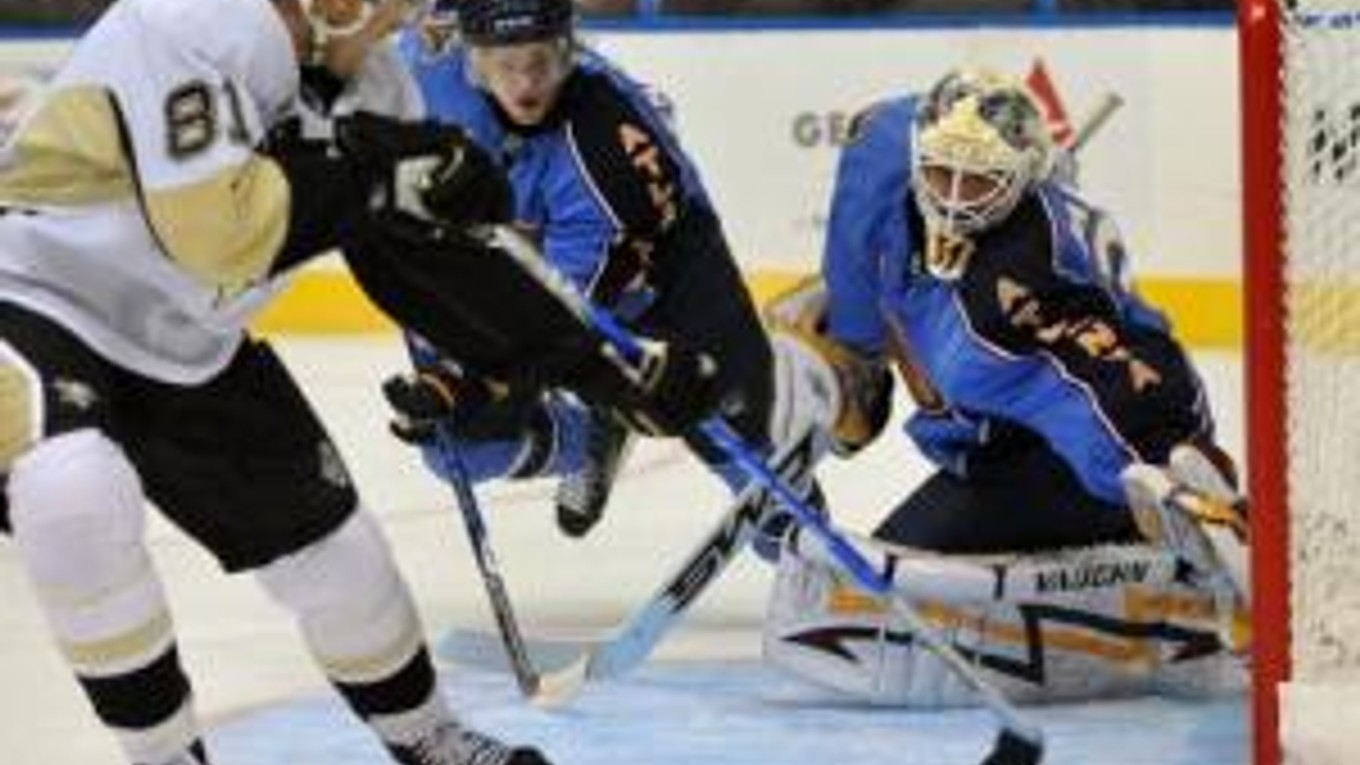 Miroslav Šatan dáva gól Ondrejovi Pavelcovi v bránke tímu Atlanta Thrashers