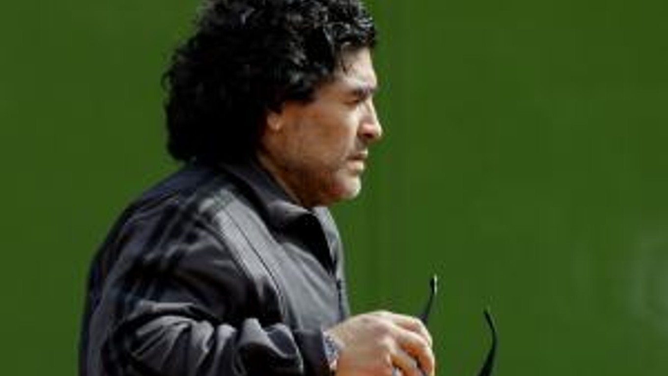 Diego Maradona najviac verí stredopoliarovi Liverpoolu Javierovi Mascheranovi.