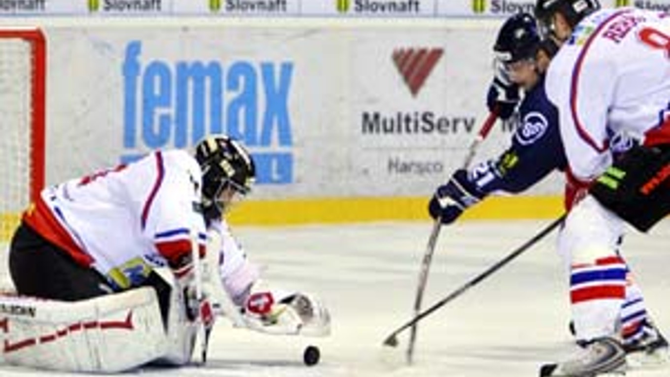 Brankár L. Mikuláša Falter chytá dorážku Rudolfa Hunu z Košíc.