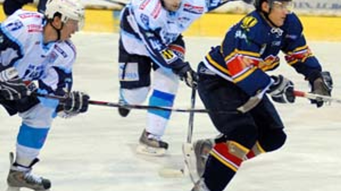 Zvolenský útočník Michal Chovan (vpravo) uniká Nitranom Martinovi Baranovi a Michalovi Školiakovi (uprostred). Zvolen – Nitra 4:2.