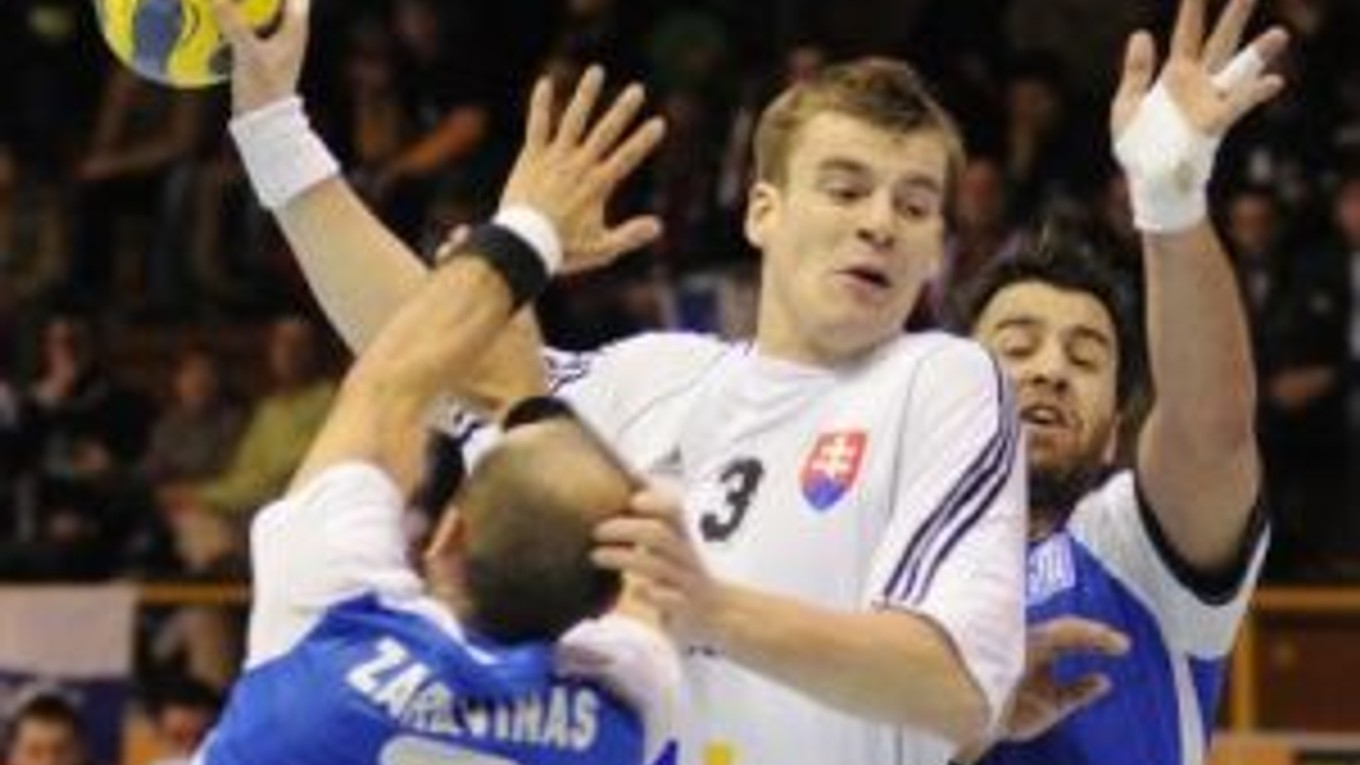 Csaba Szücs (v bielom) sa snaží zakončiť bránený Georgiosom Zaravinasom (č. 7) a Georgiosom Vakalisom.