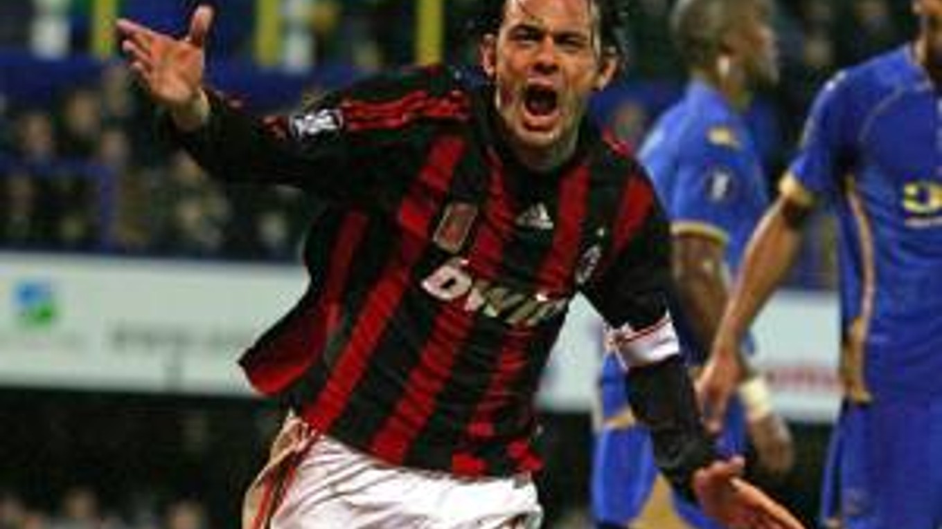 Filippe Inzaghi oslavuje svoj gól, ktorm zachránil bod pre AC Miláno.