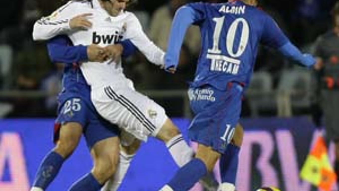 Hráč Realu Gago (v strede) sa snaží prebiť cez Albina (vpravo) a Granera.