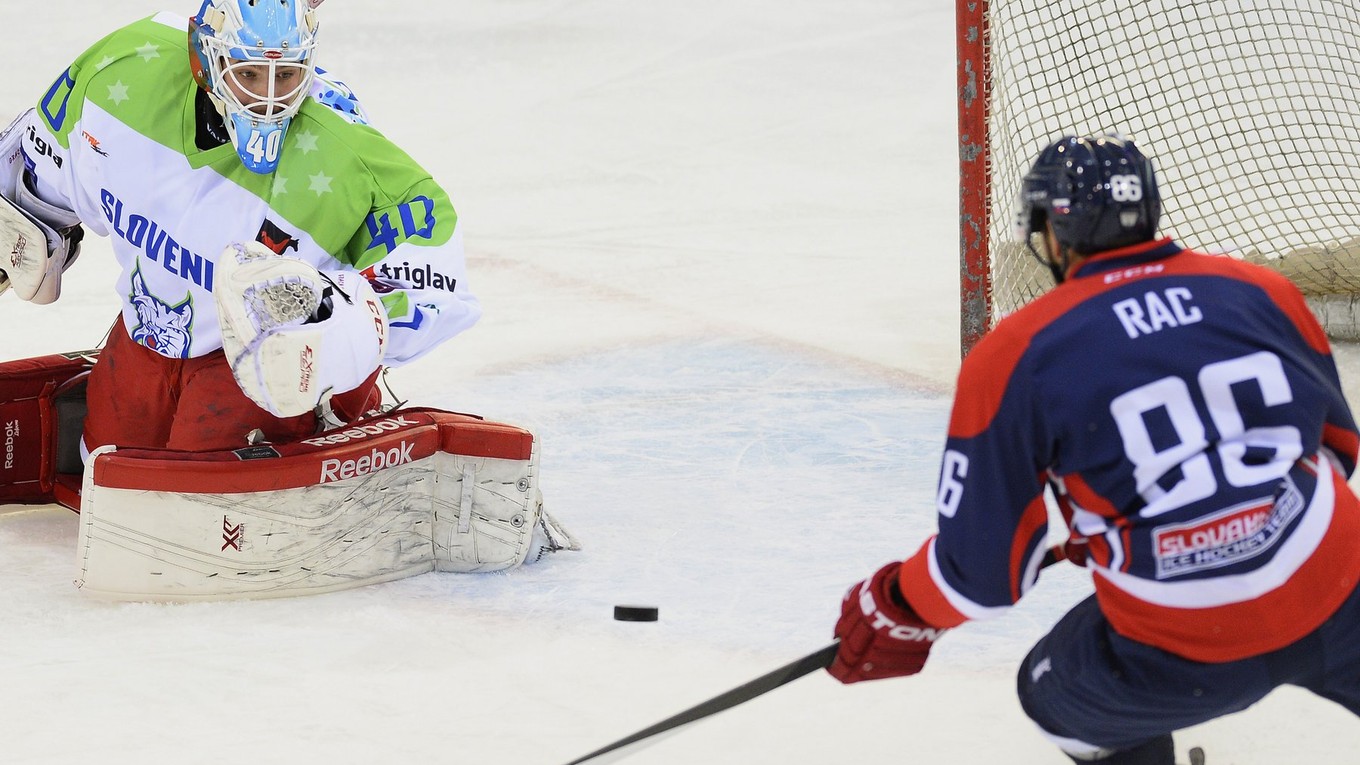 Roman Rác a brankár Luka Gračnar (Slovinsko).