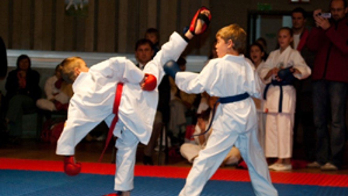 Vľavo Marek Pončka, víťaz 2. kola CEKL v karate.