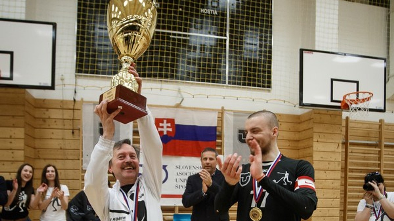 Prezident klubu s trofejou. Juraj Dudovič sa teší z majstrovského titulu.