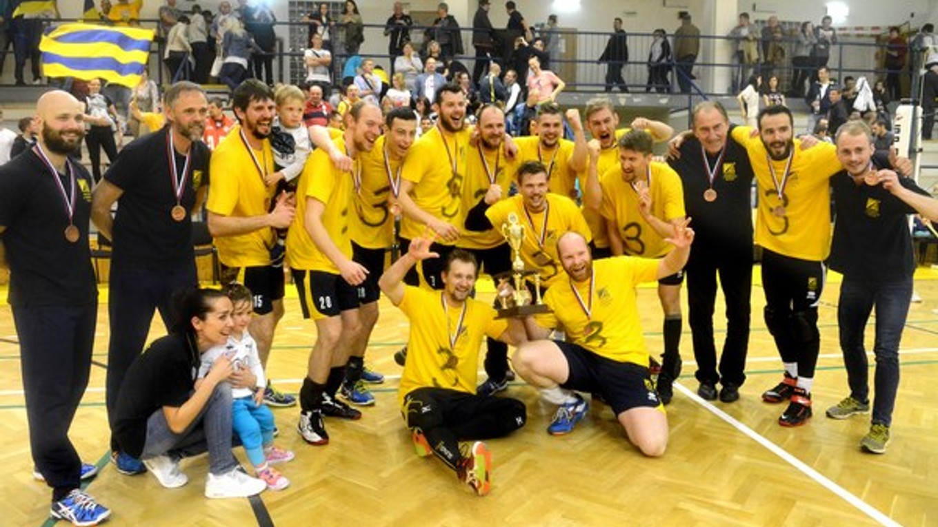 Radosť košických volejbalistov po zisku bronzových medailí. Sezónu zavŕšili na 3. mieste po víťazstve nad Komárnom 3:0 na zápasy.