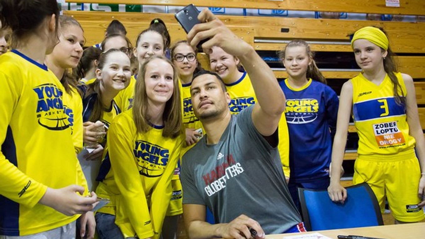 Populárna selfie nemohla chýbať. Po krátkej autogramiáde sa basketbalový kúzelník odfotil s mládežou.