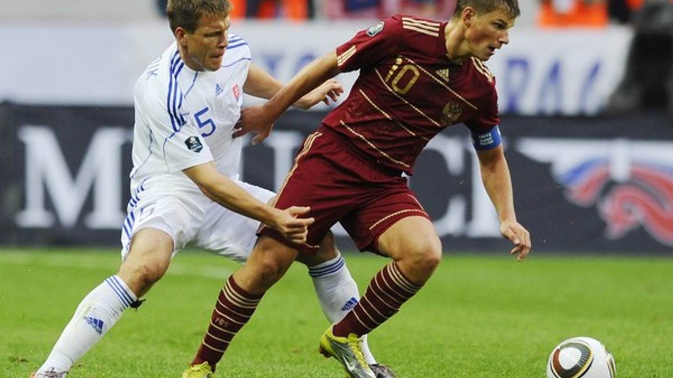 Radoslav Zabavník. Košický odchovanec (vľavo) v reprezentačnom drese v zápase s Ruskom.