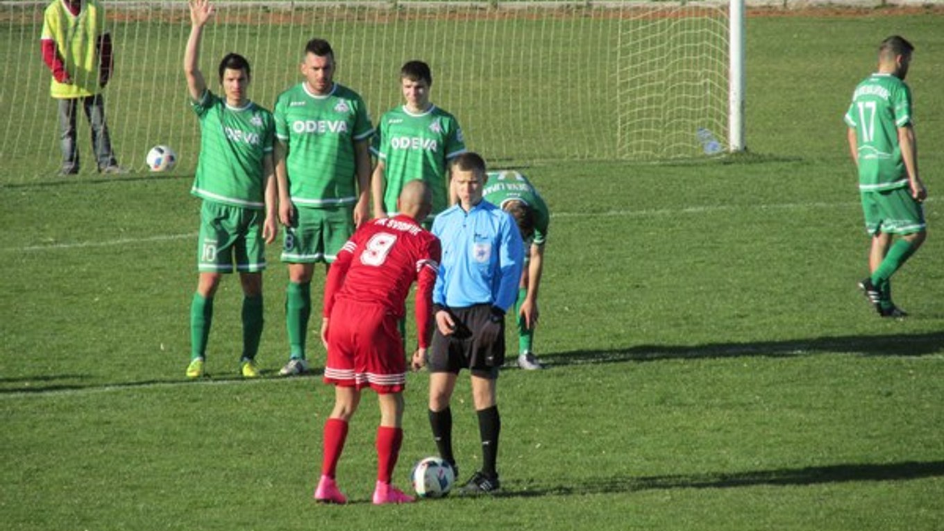 Futbalisti ŠK Odeva Lipany (v zelenom). Po desaťročí si znova zahrajú v druhej lige.
