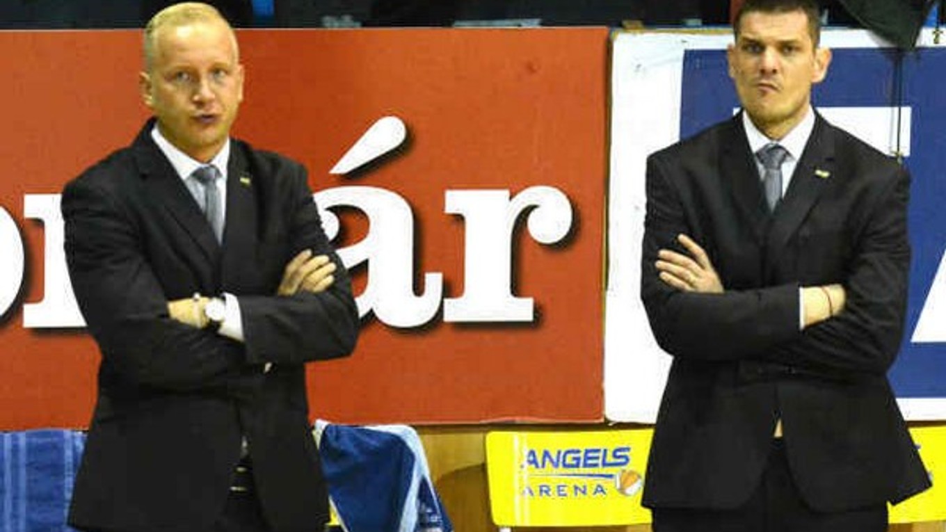 Trénerský tandem sa na chvíľu rozpadne. P. Jankovič (vpravo) verí, že s jeho absenciou sa tím vyrovná.