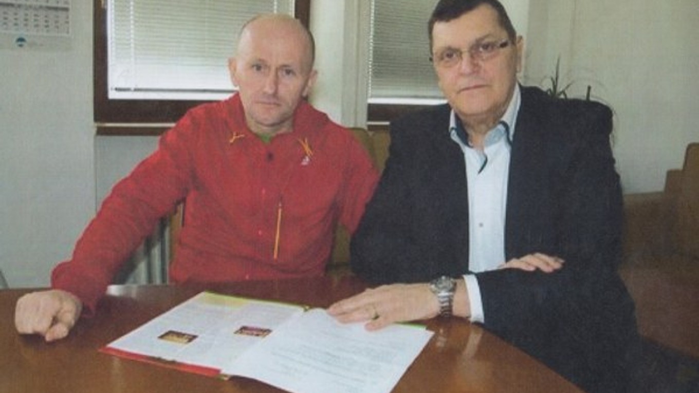 Vychádza mu v ústrety. Slavomír Lindvai (vľavo) a jeho riaditeľ Peter Hoffman.