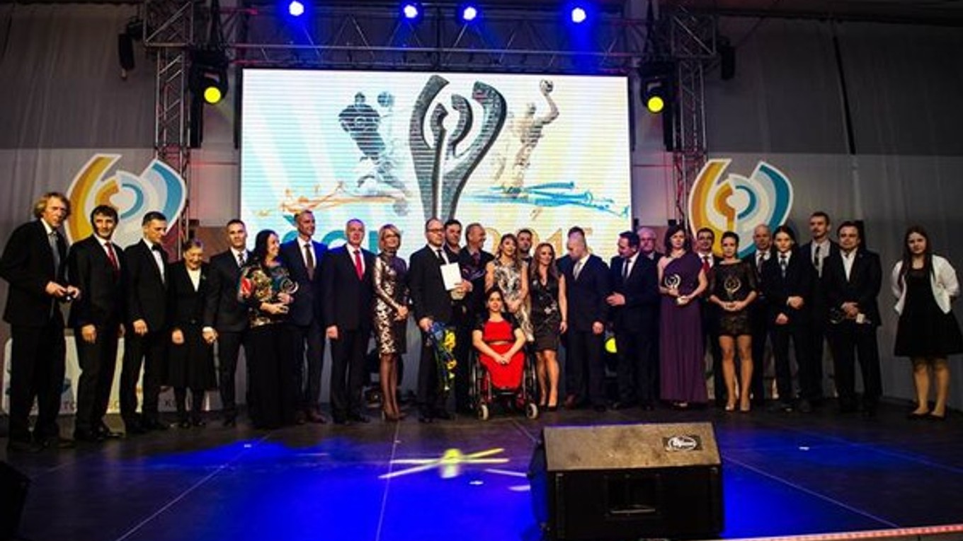 Slávnostné defilé. Pózuje celá elita košického športu.