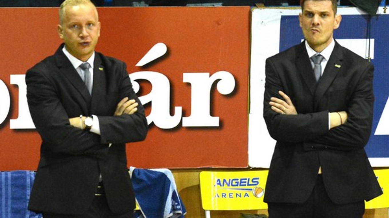 Asistent strieda hlavného trénera. M. Kováčika (vľavo) nahradil P. Jankovič.