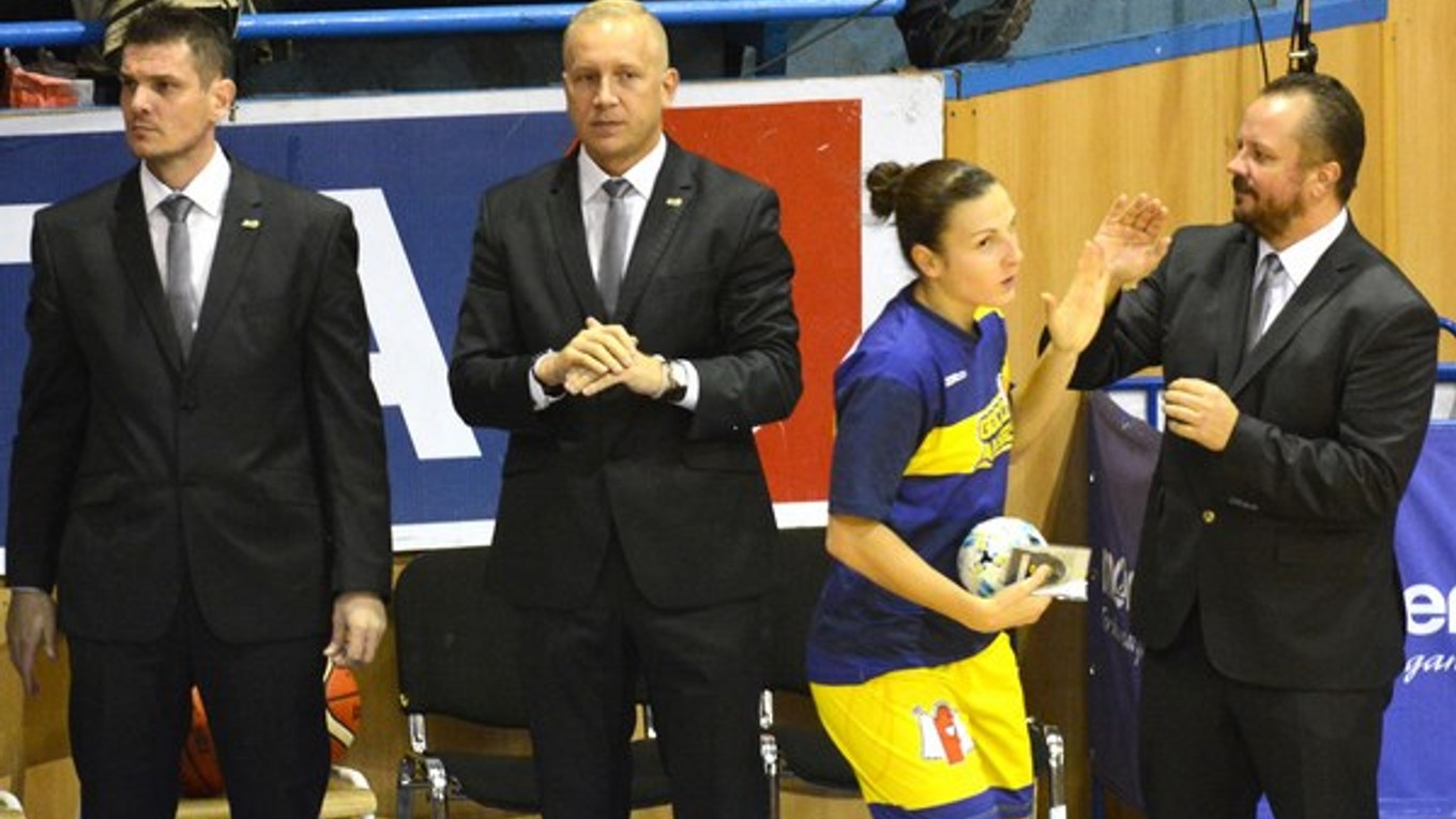 Tréner a generálny manažér spolu na lavičke. M. Kováčik (v strede) sa na Jendrichovského nehnevá.