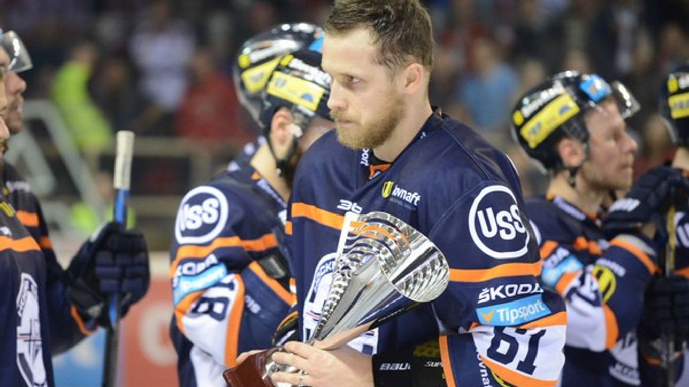 Kapitán HC Košice Marek Bartánus s trofejou pre víťaza základnej časti po vyradení v šiestom zápase.