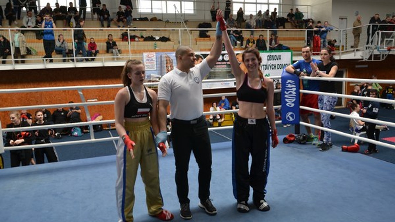 Vanesa Knížková. Rozhodca jej dvíha ruku po víťazstve nad Poľkou Nataliou Dulianovou vo fullcontact junioriek do 60 kg.