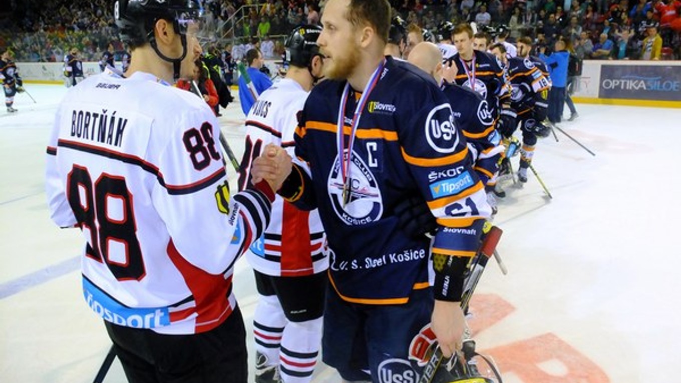 Záverečné podanie rúk. Navzájom si zagratulovali aj kapitán oceliarov M. Bartánus (vpravo) a bývalý hráč HC Košice D. Bortňák.