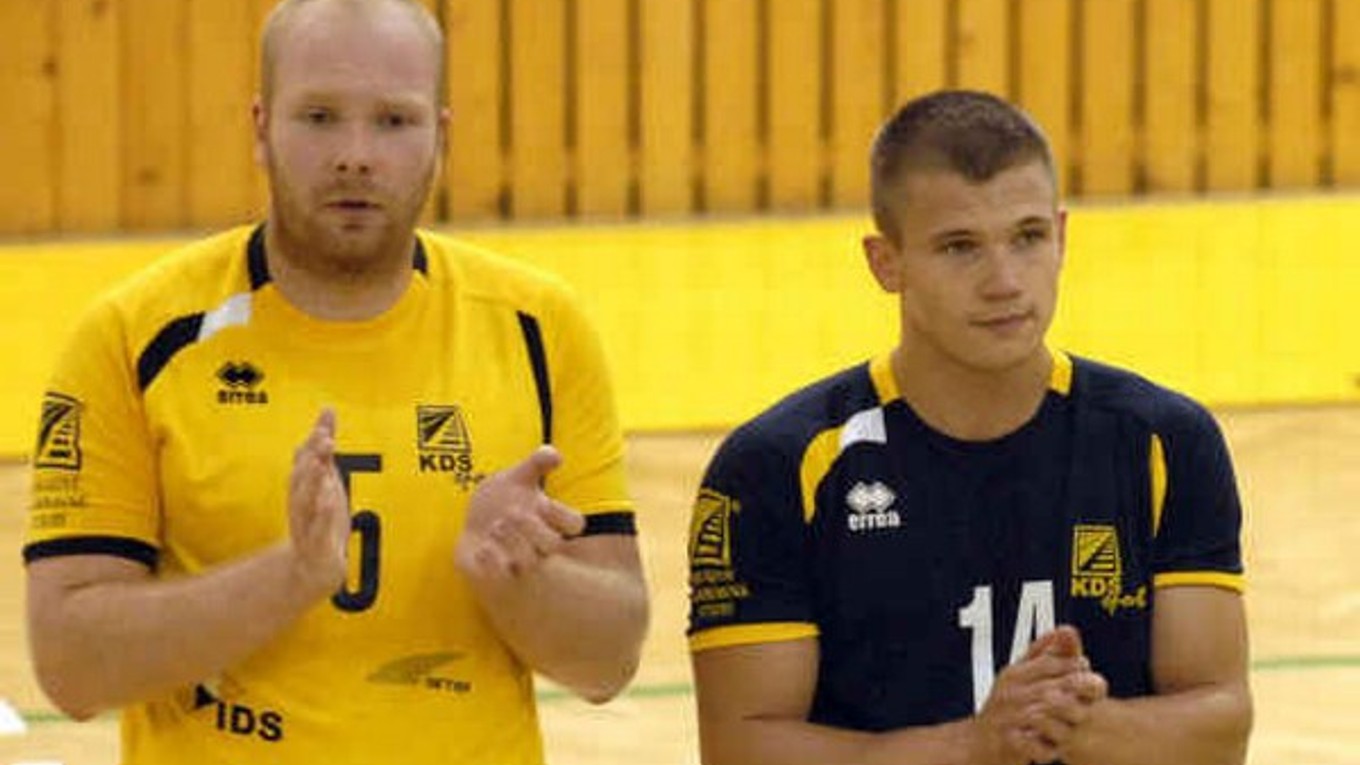 Ostali v tíme. Kapitán R. Sopko (vľavo) a libero O. Haky si spolu zahrajú aj v tejto sezóne.