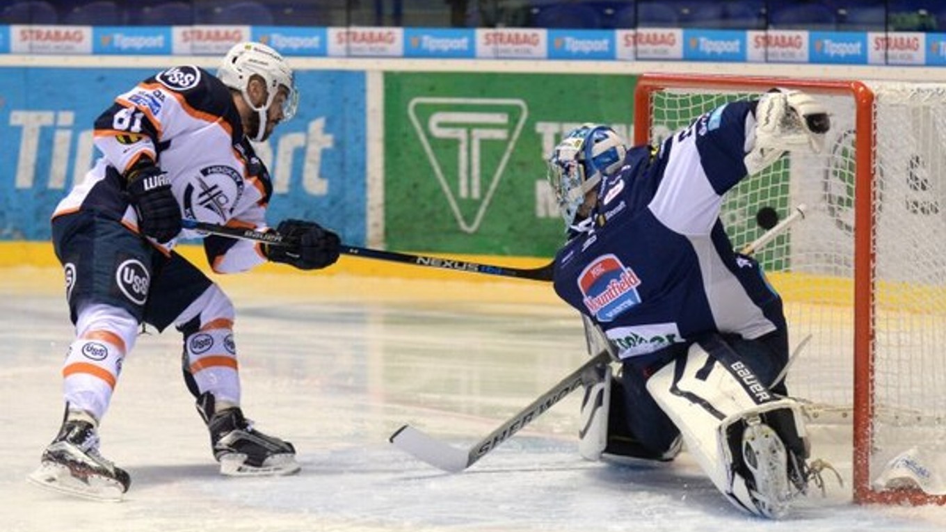 Na snímke vľavo hráč Košíc Adam Lapšanský strieľa prvý gól brankárovi Martina Michalovi Dzubinovi.